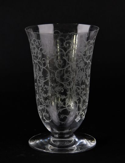 BACCARAT.
Crystal vase with engraved scrolls,...