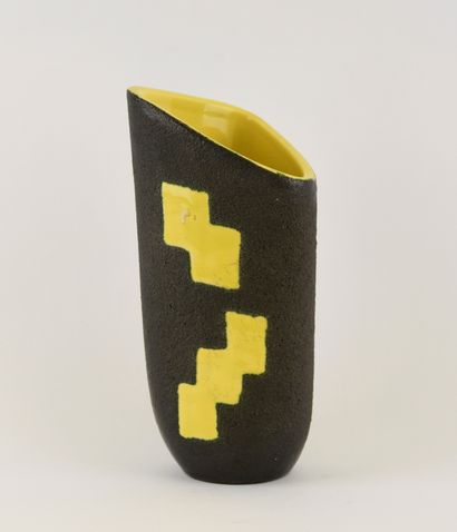 ELCHINGER France.
Triangular ceramic vase...