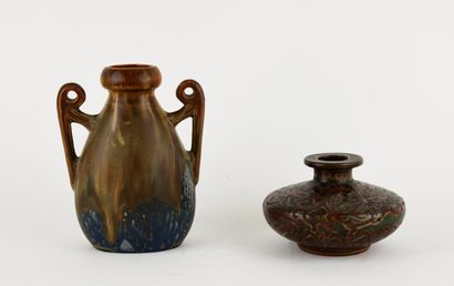 Meeting of two vases, including :
- Stoneware...