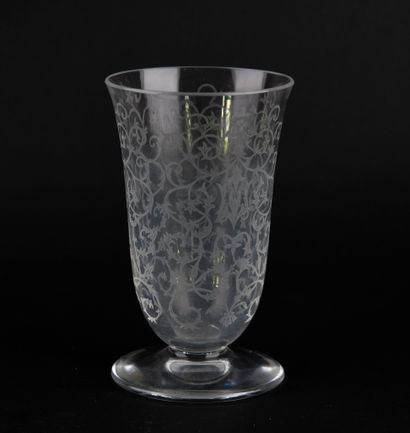 BACCARAT.
Crystal vase with engraved scrolls,...