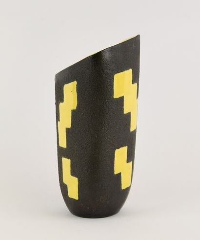 ELCHINGER France.
Triangular ceramic vase...