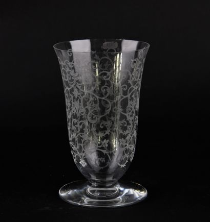 BACCARAT.
Crystal vase with engraved scrolls,...