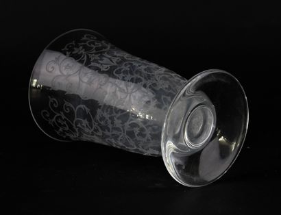 BACCARAT.
Crystal vase with engraved scrolls,...