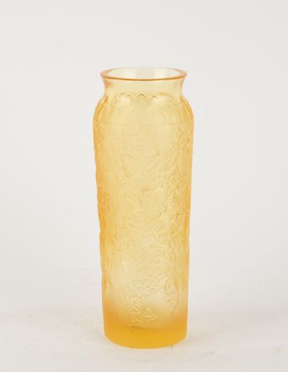 LALIQUE France.
Yellow-tinted pressed glass...