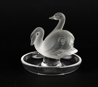 LALIQUE France.
Circular crystal baguier,...