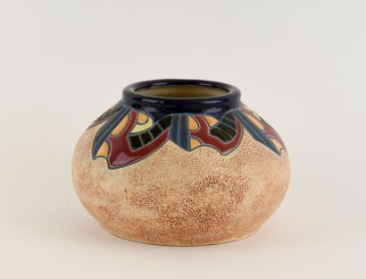 AMPHORA.
Flat-bellied ceramic vase with enameled...