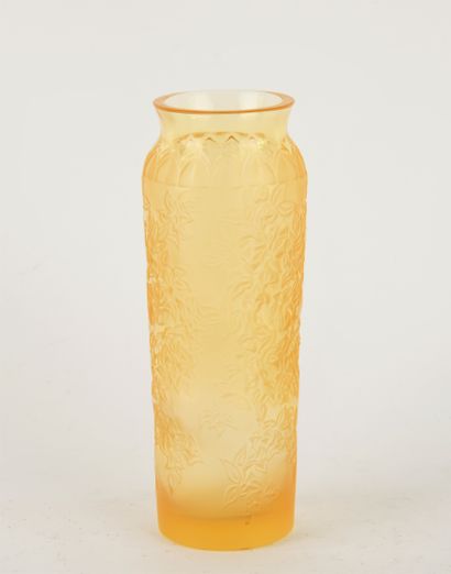 LALIQUE France.
Yellow-tinted pressed glass...