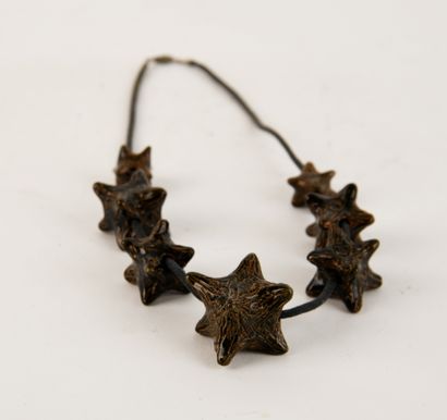 Contemporary school.
Interesting necklace...