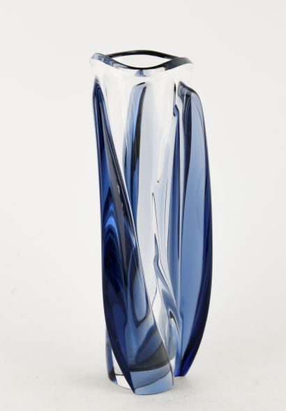 LALIQUE France.
Violet-blue tinted crystal...