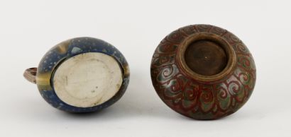 Meeting of two vases, including :
- Stoneware...