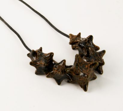 Contemporary school.
Interesting necklace...