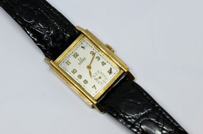 OMEGA.
Montre bracelet rectangulaire en or...