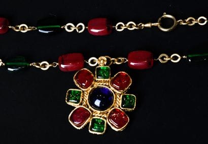 CHANEL
Large necklace in gilded metal and...