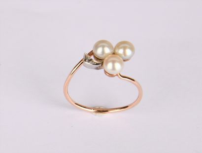 Clover ring, circa 1900, French work.
Ring...