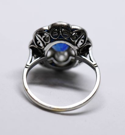 Polylobed daisy ring in 18K (750 thousandths)...