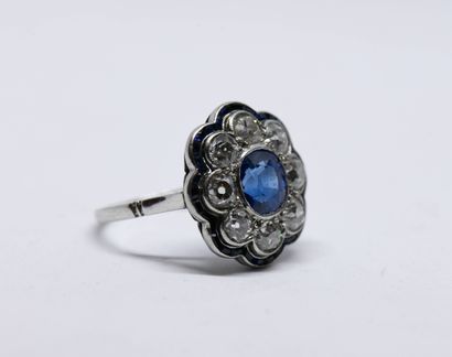 Polylobed daisy ring in 18K (750 thousandths)...