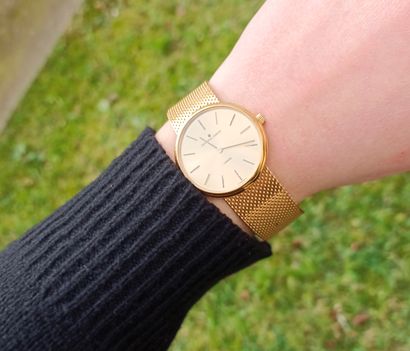 UNIVERSAL GENEVE.
Montre de poignet en métal...