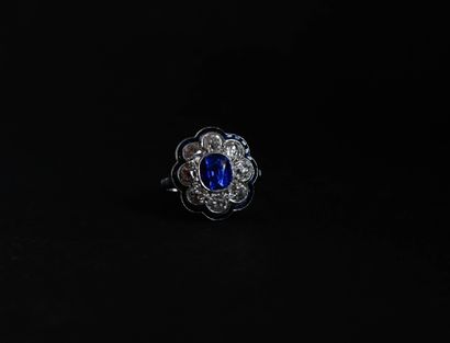 Polylobed daisy ring in 18K (750 thousandths)...