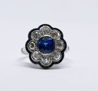 Polylobed daisy ring in 18K (750 thousandths)...