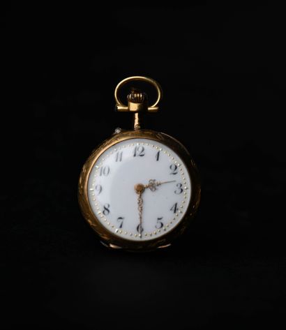 Montre de col en or jaune
Le revers à décor...
