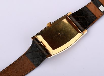 Montre en or jaune de forme tonneau. 
Cadran...