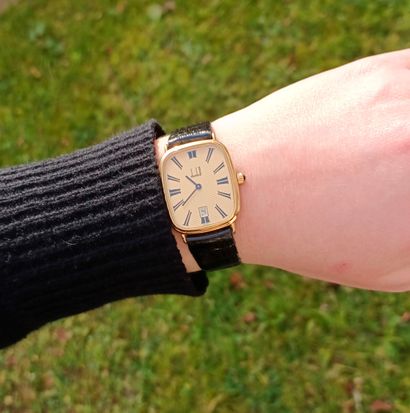 DUNHILL.
Montre de poignet en plaqué or à...