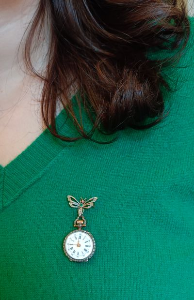 Montre de col en argent et vermeil , le dos...