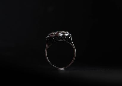 Polylobed daisy ring in 18K (750 thousandths)...