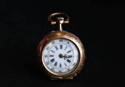 Montre de col en or jaune.
Décor au revers...