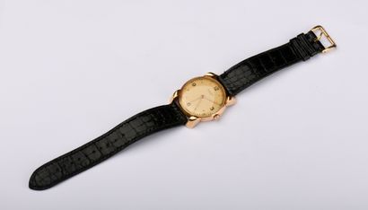 UNIVERSAL GENEVE.
Montre de poignet en or...