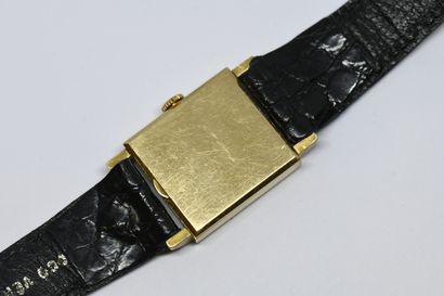 OMEGA.
Montre bracelet rectangulaire en or...