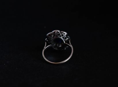 Polylobed daisy ring in 18K (750 thousandths)...