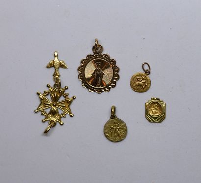 Reunion of 5 religious medals in yellow and...