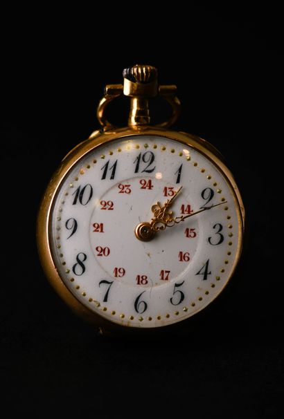 Montre de col en or jaune à décor de rinceaux...