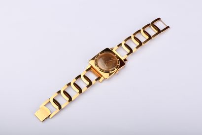 UNIVERSAL GENEVE.
Montre de poignet en or...