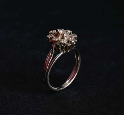 Daisy ring in 18K (750 thousandths) white...