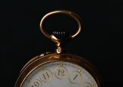 Montre de col en or jaune.
Revers monogrammé.
Cuvette...