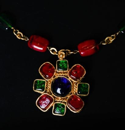 CHANEL
Large necklace in gilded metal and...