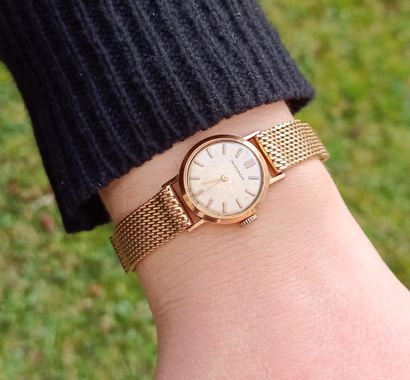 MOVADO.
Montre de poignet de dame en or jaune.
Le...