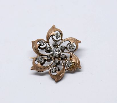 Yellow gold rosette brooch decorated with...