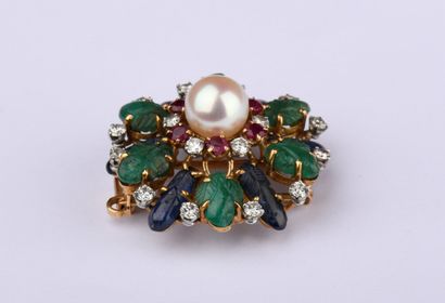 Tutti Frutti round brooch centered on a round...