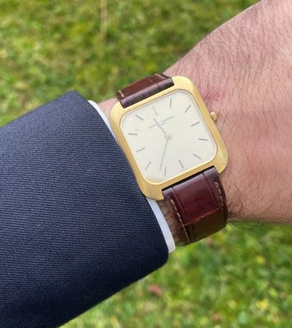 VACHERON CONSTANTIN.
Montre d'homme rectangulaire...