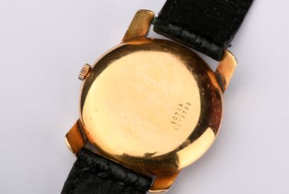 UNIVERSAL GENEVE.
Montre de poignet en or...