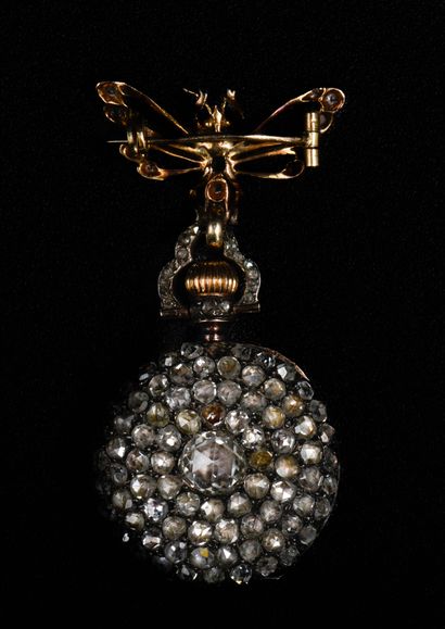 Montre de col en argent et vermeil , le dos...