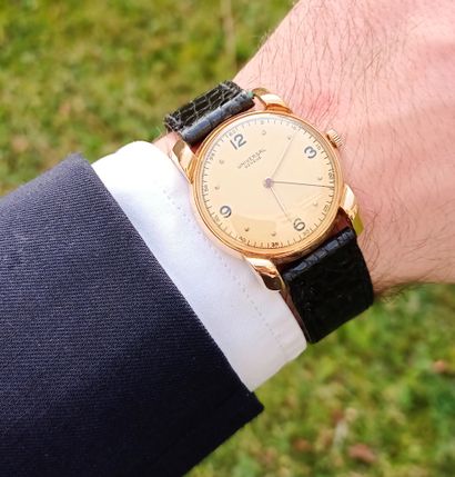 UNIVERSAL GENEVE.
Montre de poignet en or...