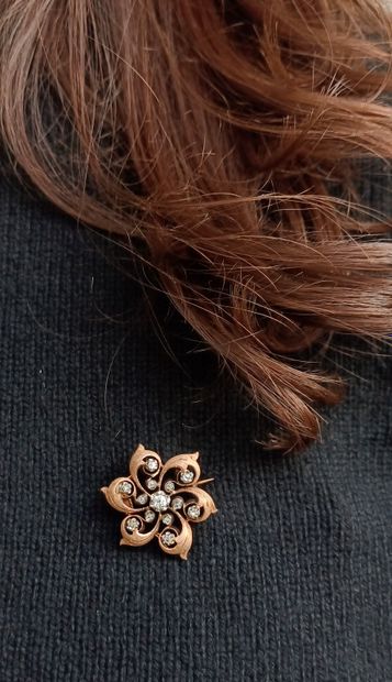 Yellow gold rosette brooch decorated with...