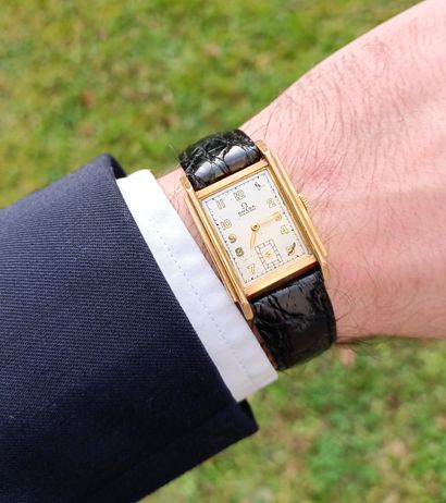 OMEGA.
Montre bracelet rectangulaire en or...