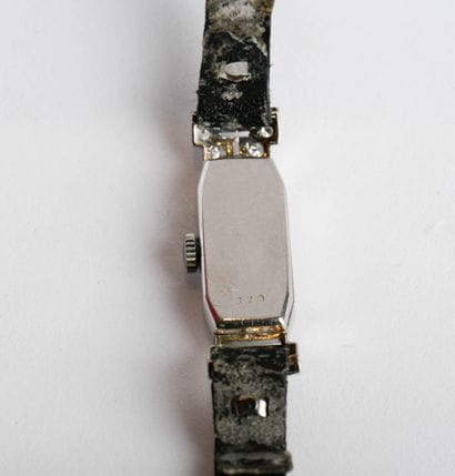 Montre rectangulaire en platine à décor géométrique...