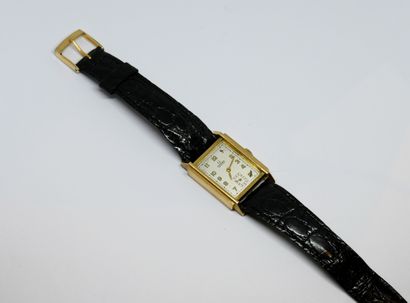 OMEGA.
Montre bracelet rectangulaire en or...