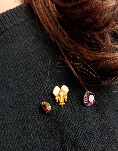 Three hatpins in 18K (750 thousandths) yellow...